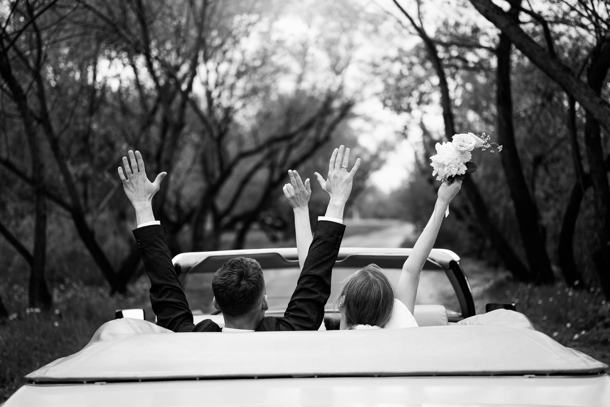Brat und Groom sind in einem eigens f&uuml;r die Hochzeit dekorierten Auto unterwegs und sagen Ciao - Hamid Afzali &ndash; Hochzeitsfotograf und Hochzeitsvideograf
