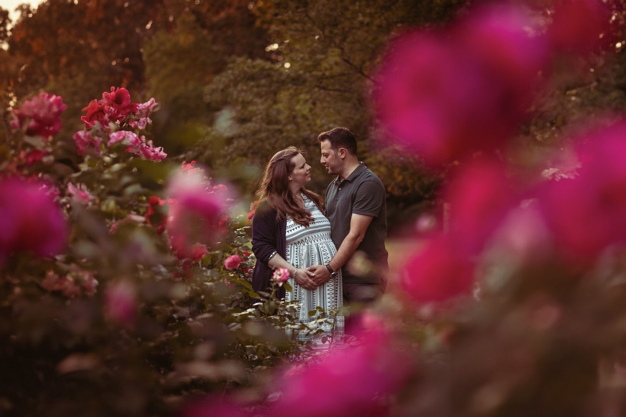 Schwangerschaftsfoto im Garten mit Blumen - Hamid Afzali – Hochzeitsfotograf und Hochzeitsvideograf