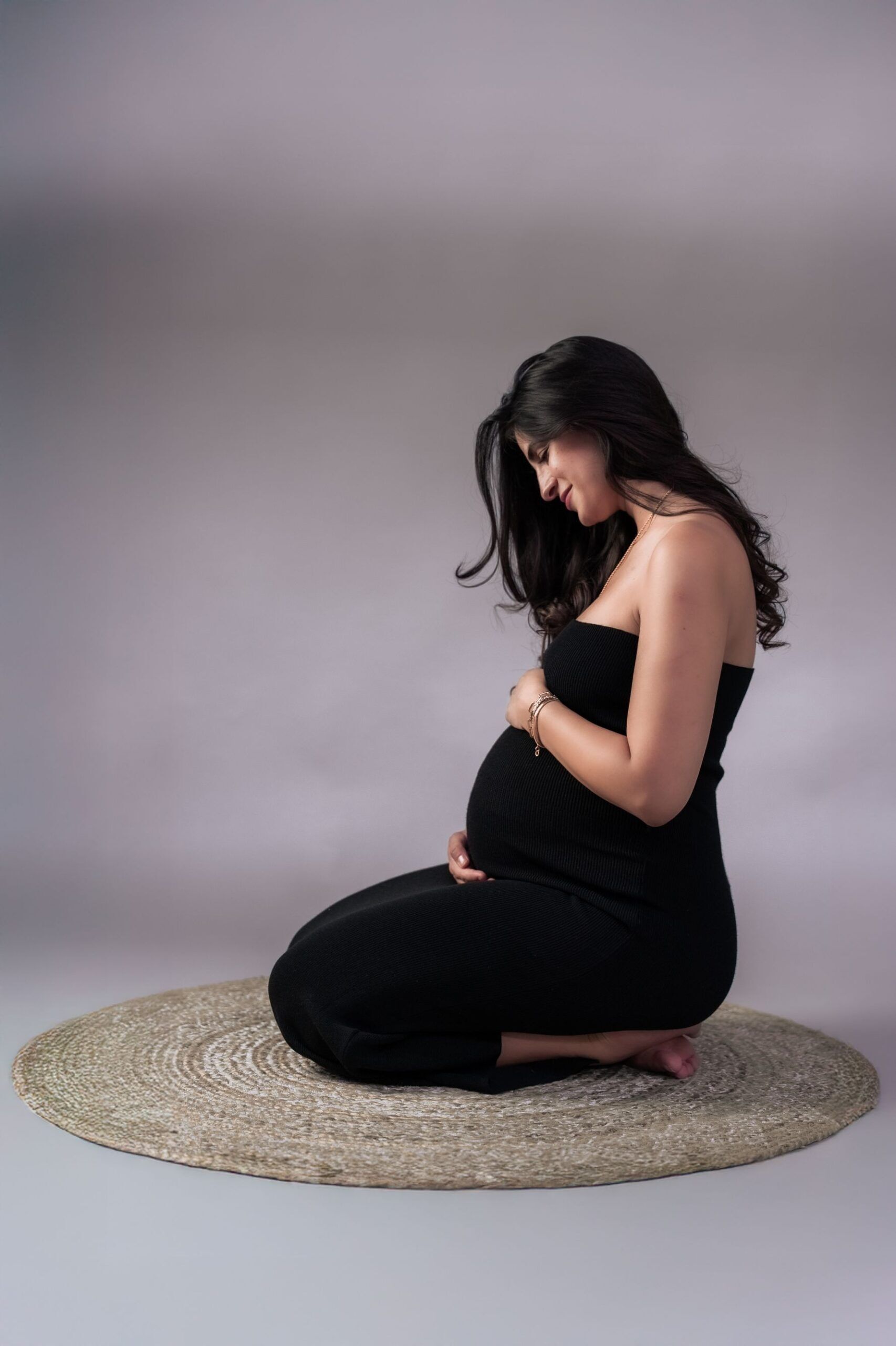 Eine schwangere Frau im Studio, bereit f&uuml;r das Fotoshooting - Hamid Afzali &ndash; Hochzeitsfotograf und Hochzeitsvideograf