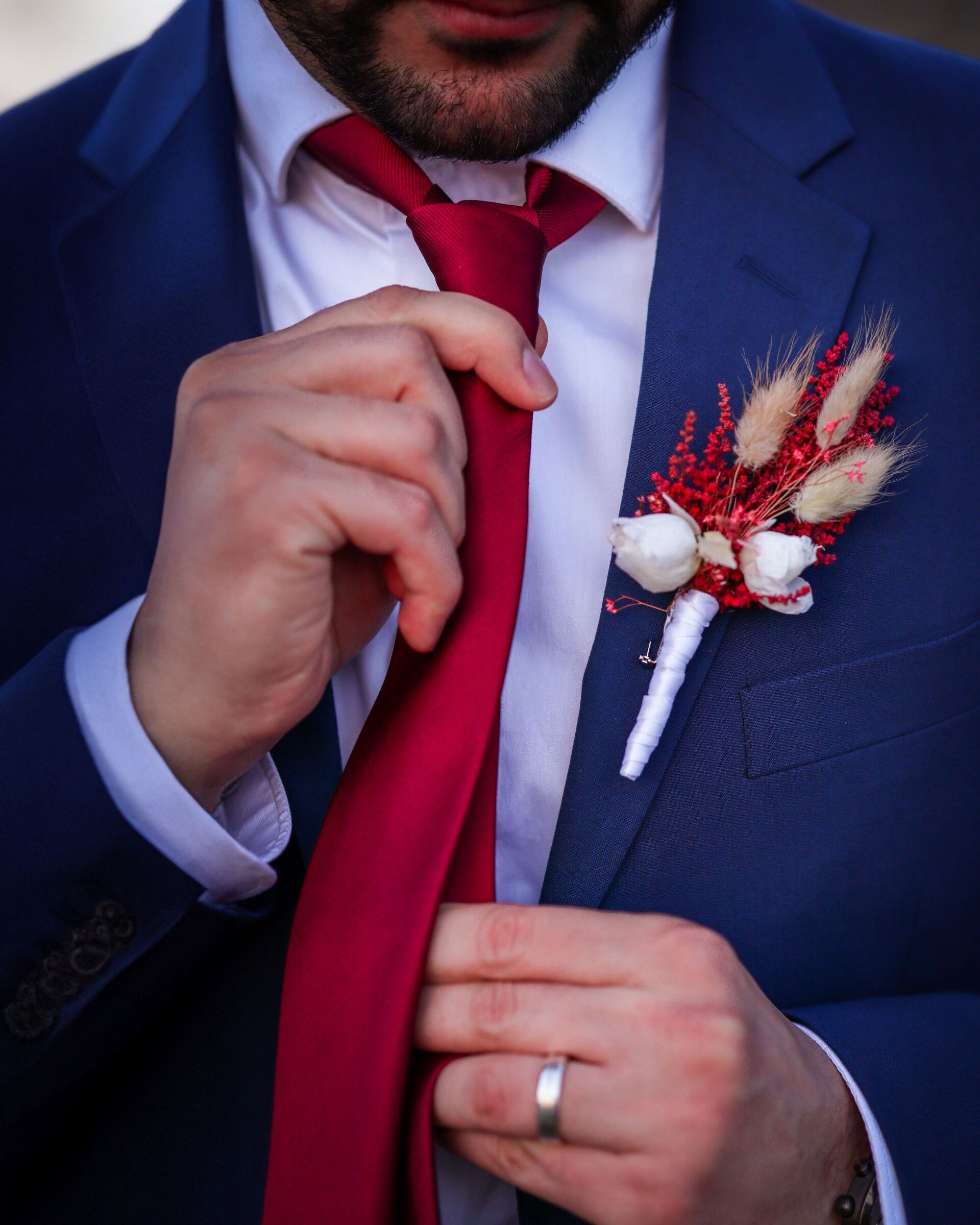 Groom macht seine Krawatte fest - Hamid Afzali &ndash; Hochzeitsfotograf und Hochzeitsvideograf