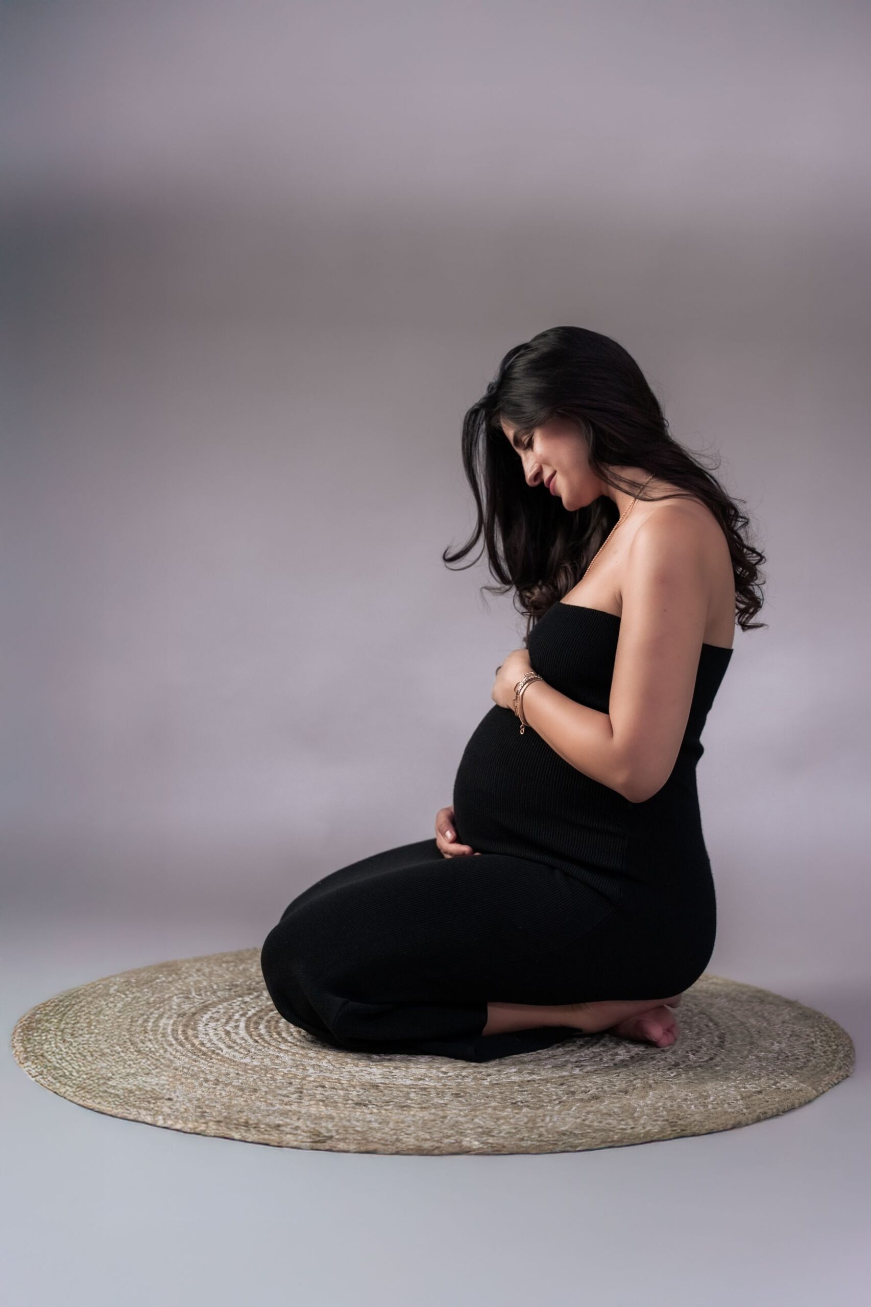 Eine schwangere Frau im Studio, bereit f&uuml;r das Fotoshooting - Hamid Afzali &ndash; Hochzeitsfotograf und Hochzeitsvideograf